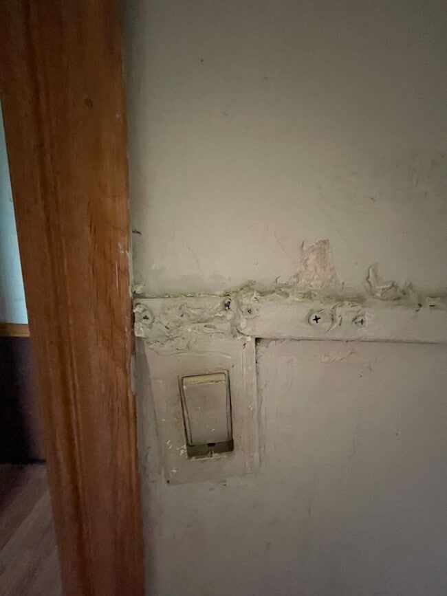 Building Photo - Country living with spacious front and backyard - 3 beds/ 2bath available now