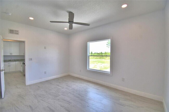Building Photo - 7951 Sarasota Dr