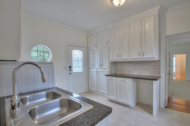 Building Photo - 4335 N Chapel Rd