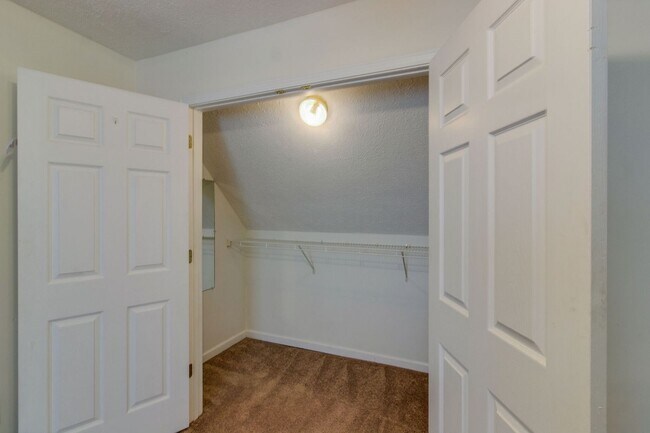 Building Photo - 1046 Bush Ave