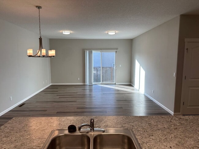Building Photo - 591 / 818 Duplex