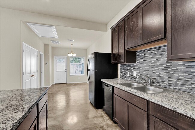 Building Photo - 15841 Beechnut Dr