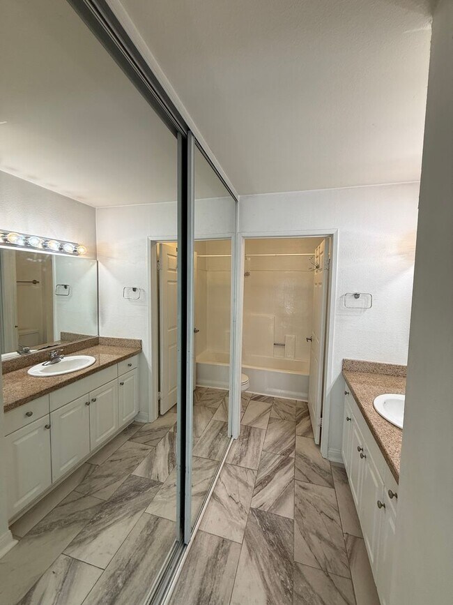 Building Photo - Modern 1BD/1BA Condo at The Met Warner Center! Ready for Move-In!