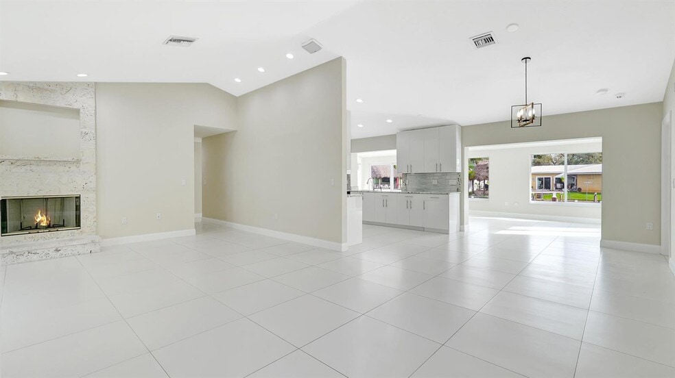 Building Photo - 1412 NE 53rd Ct