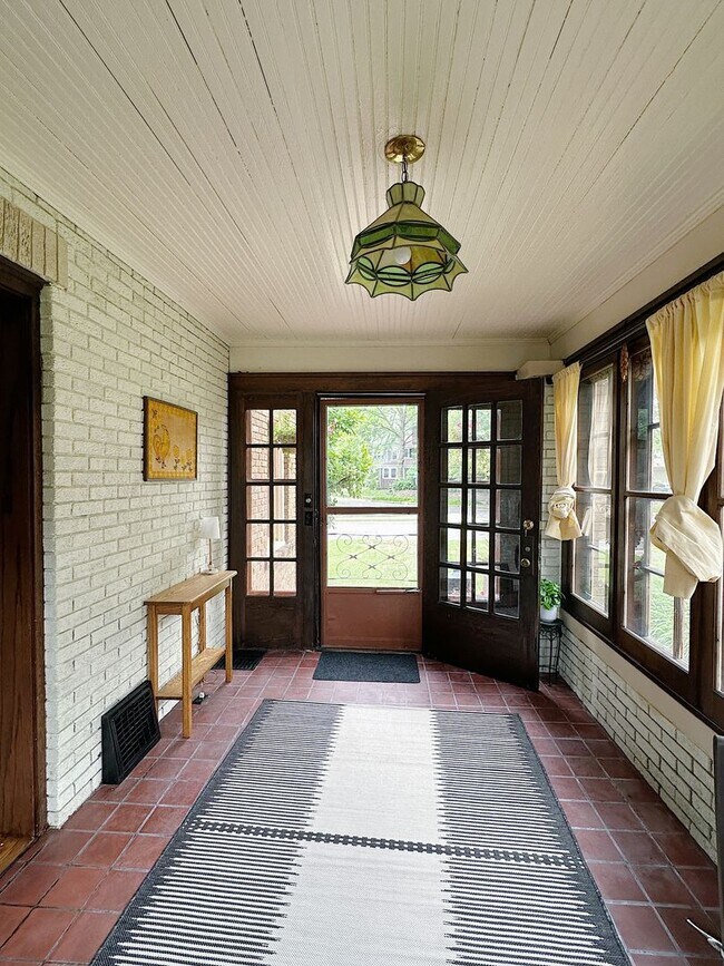 Building Photo - Charming Furnished 3BR/2BA Duplex in Histo...