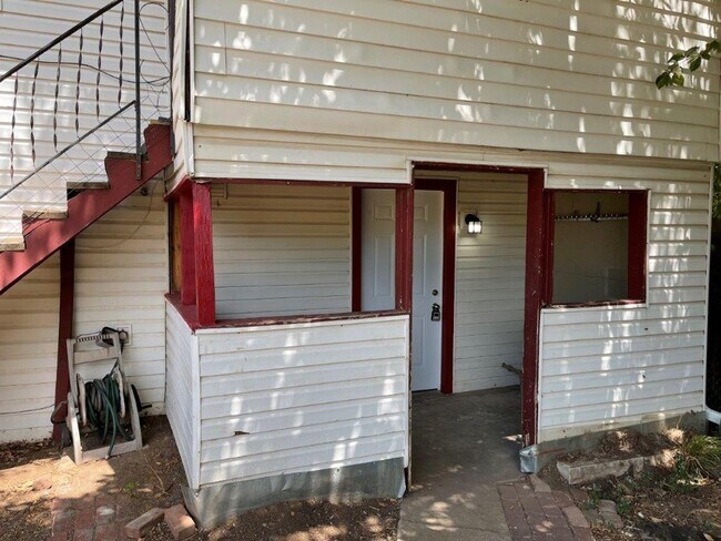 Building Photo - 1 bed downstairs unit with courtyard, laundry access,brand new appliances, paint and flooring, in...