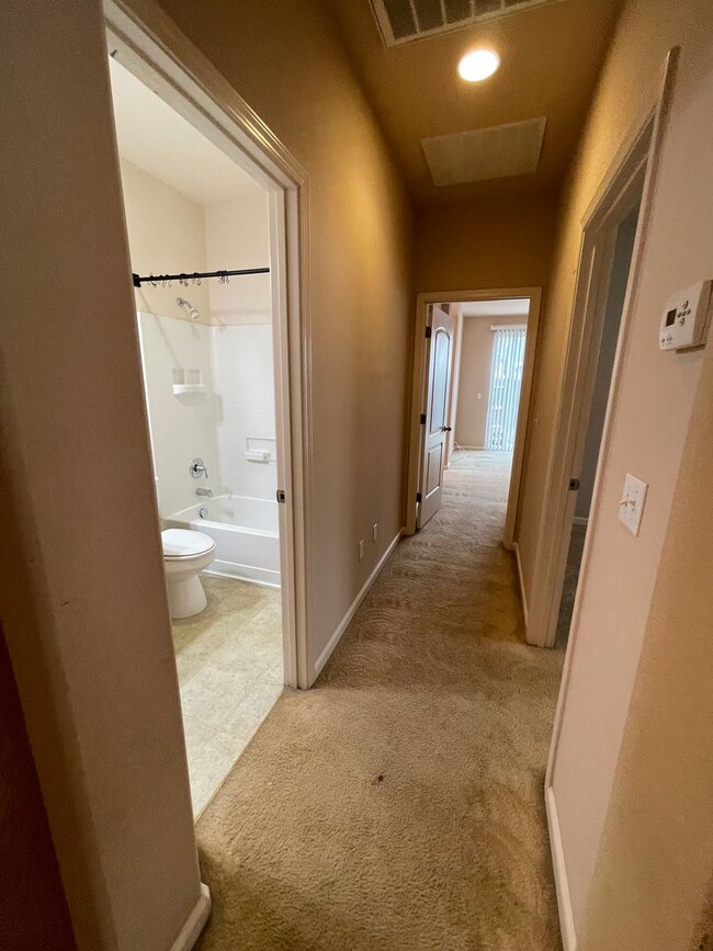 Building Photo - This charming 3/bed 2/bath welcomes you home.