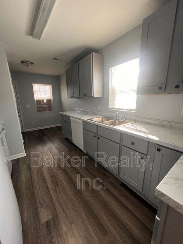 Building Photo - 1602 Pender St