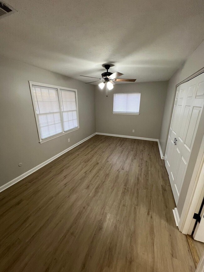 Building Photo - 4454 Lapaloma Dr