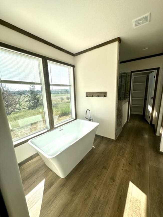Building Photo - Stunning interior of this single level hom...