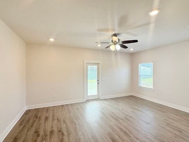 Building Photo - Stunning Townhome - End Unit
