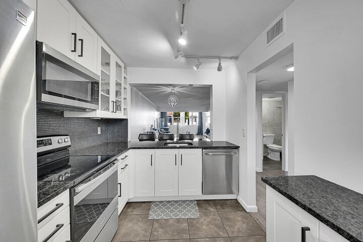 Building Photo - 2920 SW 22nd Ave