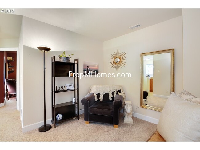 Building Photo - Charming Damascus Three Bedroom Townhome i...