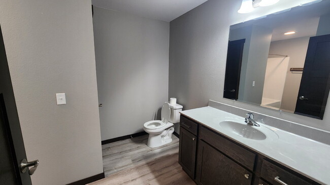 Building Photo - Beautiful, Newer 2 Bedroom, 2 Bathroom Apa...