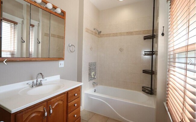 Building Photo - 916 Pleasant St