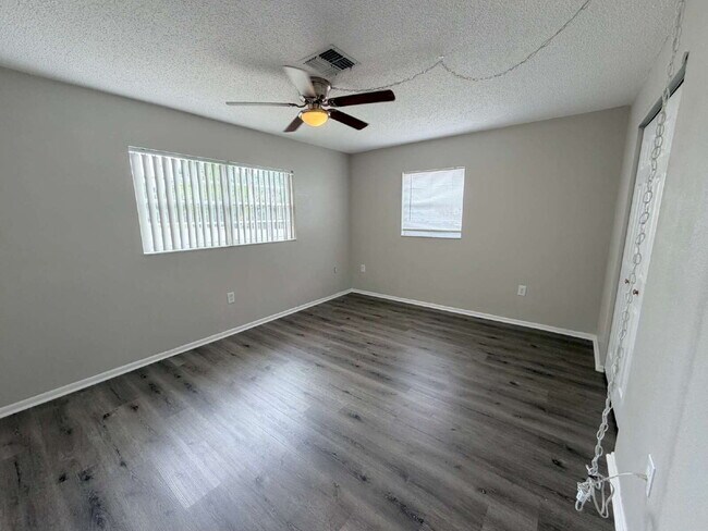 Building Photo - "Charming 3-Bed, 2-Bath Retreat in Spring Hill with 1,327 Sq Ft of Comfort!"