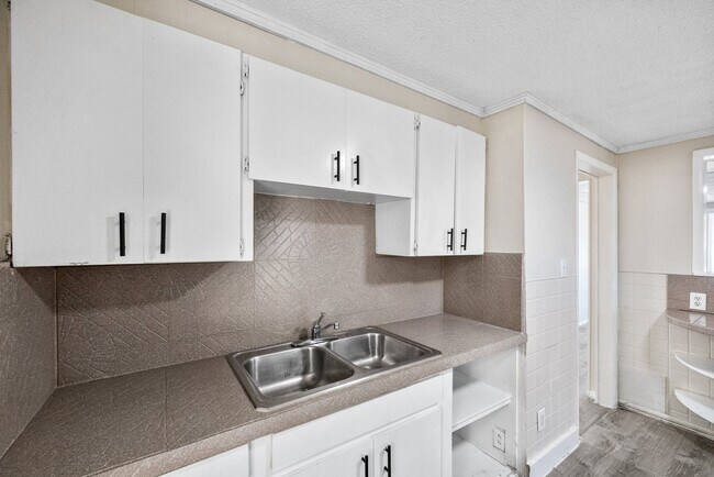 Building Photo - Cute St Pete Bungalow 3/1