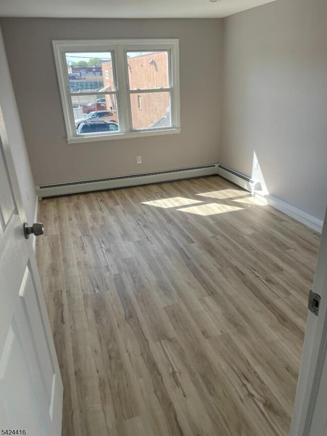 Building Photo - 454 E 31st St