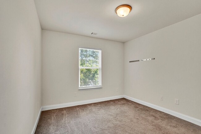 Building Photo - Walking distance to downtown Easley!