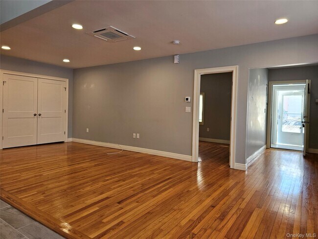 Building Photo - 3 Shadylawn Pl