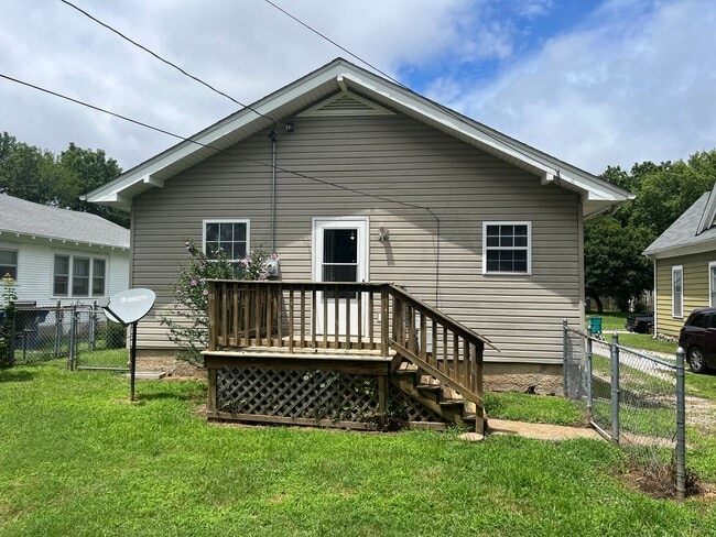 Building Photo - ADORABLE 3 BEDROOM HOUSE READY!
