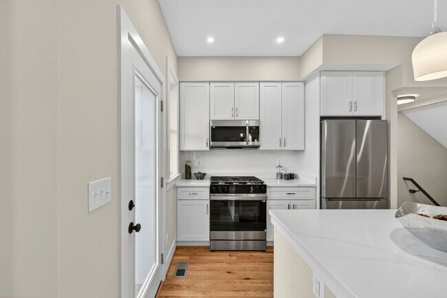 Building Photo - Renovated Hill East 3BR Near Metro + Parking