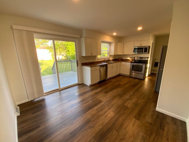 Building Photo - 3 Bedroom Newly Remodeled Duplex