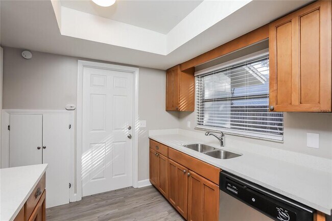 Building Photo - 3074 Riverbrook Dr