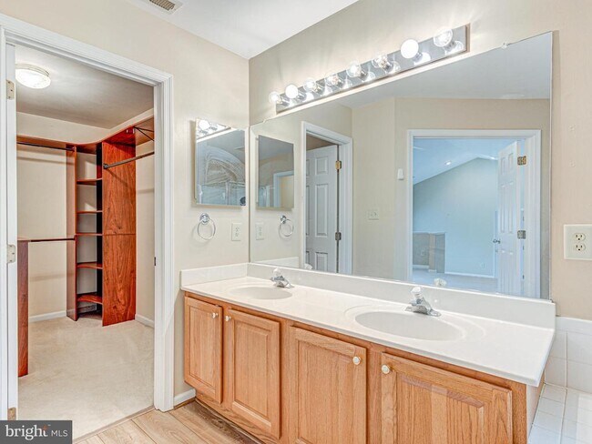 Building Photo - 817 Santmyer Dr SE