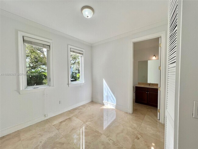 Building Photo - 573 Satinwood Dr