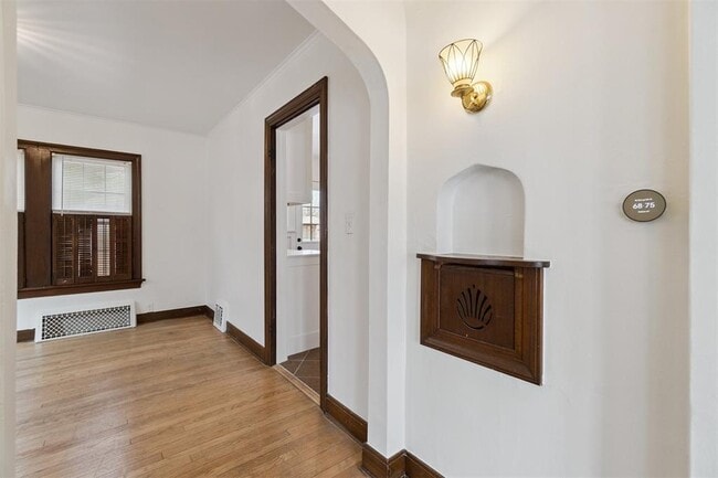 Building Photo - 1905 N Brauer Ave