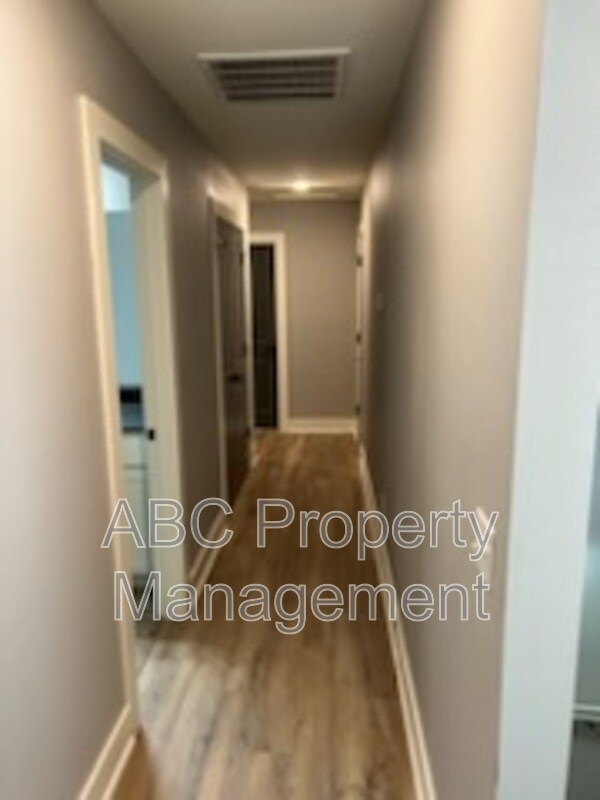 Building Photo - 608 W Maple St
