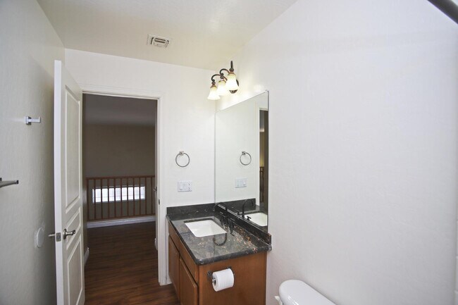 Building Photo - 512 E Rainbow Dr