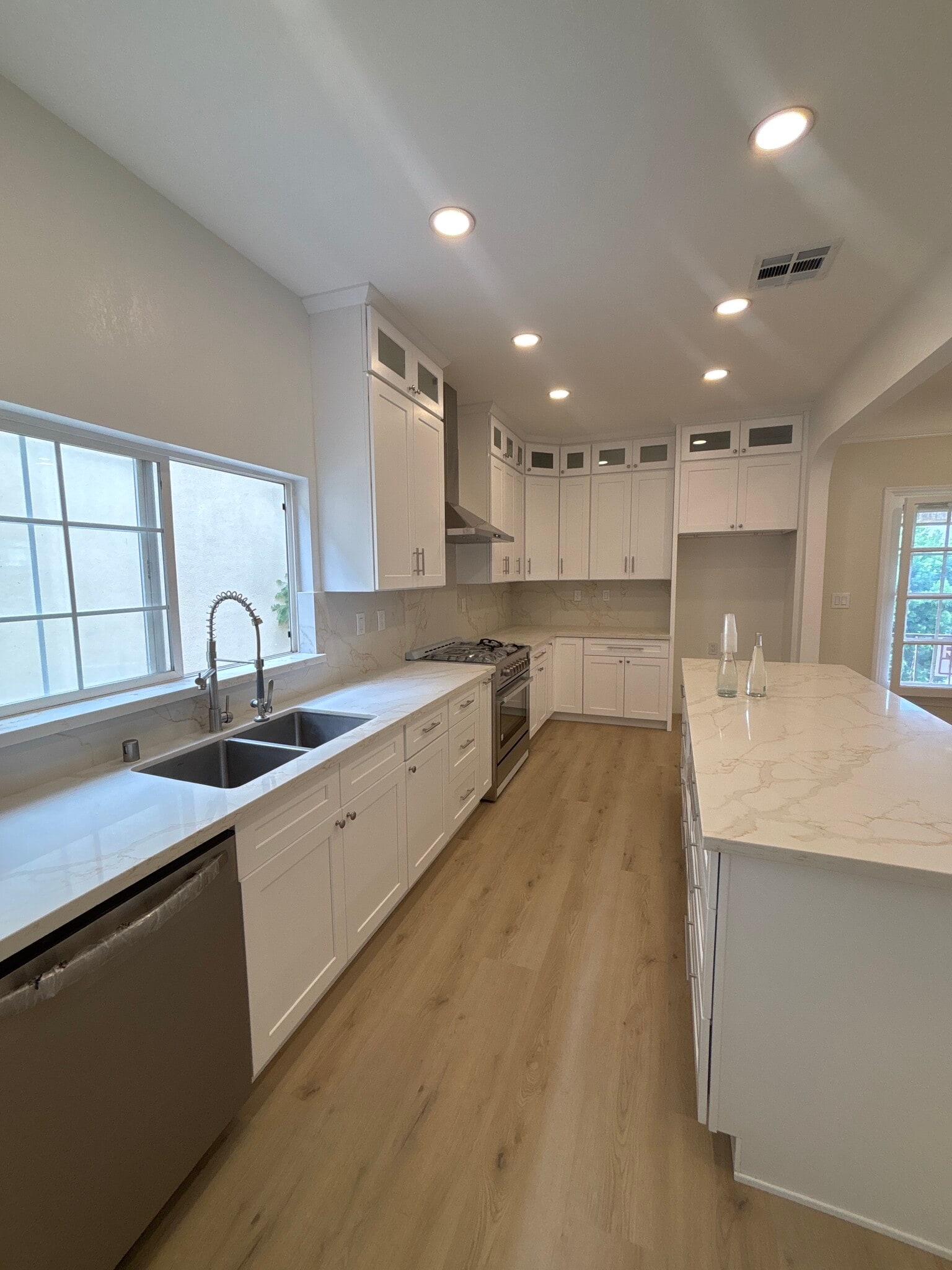 Open kitchen with beautiful marble counter, great for entertaining. - 1062 S Shenandoah St