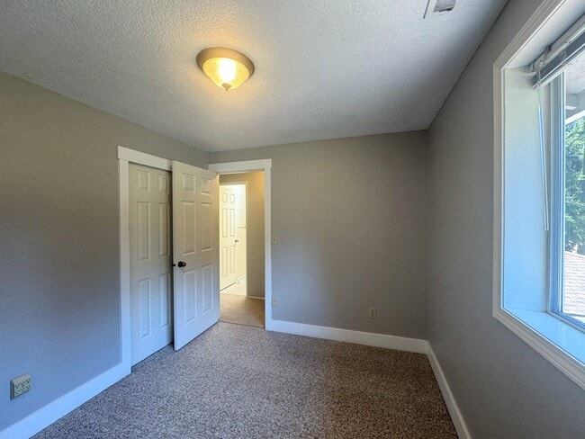 Building Photo - Charming 3-Bedroom Home in Desirable Gem Heights