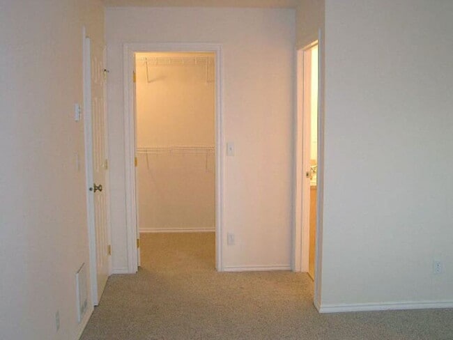 Building Photo - Walnut Grove 2 Bedroom, 2 Bath Condominium