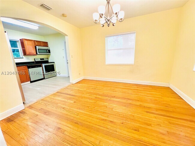 Building Photo - 410 Pinecrest Dr