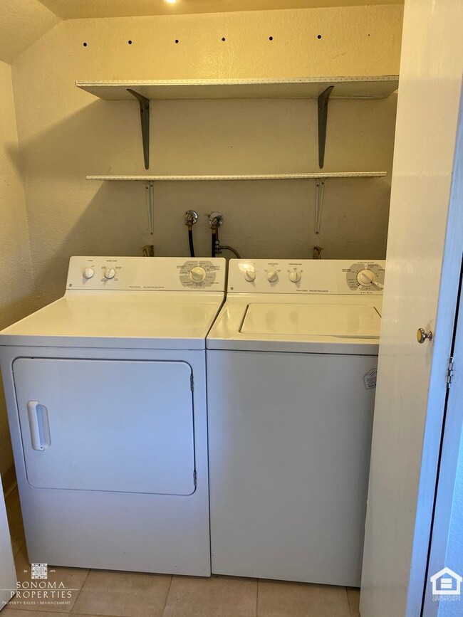 Building Photo - Townhouse in Desirable Location, Near Shopping, Bike Trails, Water & Garbage Included