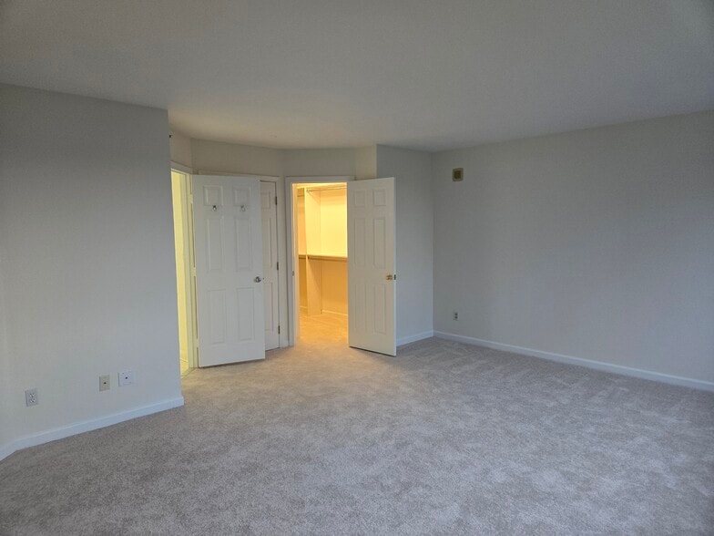 Prime Bedroom - 5450 Whitley Park Ter