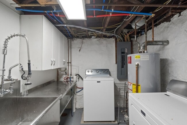 Building Photo - Hi-Pointe Adjacent House!