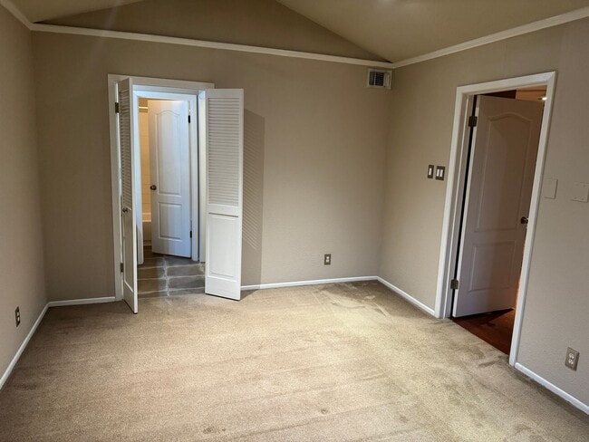 Building Photo - Great location off Blanco near Wurzbach and West Ave | 2 Bedroom | 2 Bath | Top Floor