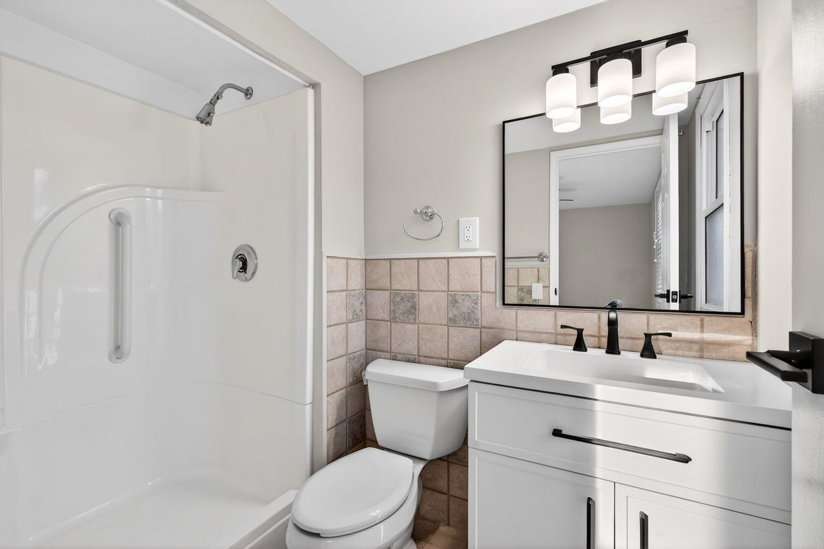 Building Photo - 5016 Fernhill Dr