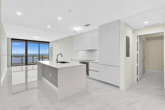 Building Photo - 700 NE 24th St