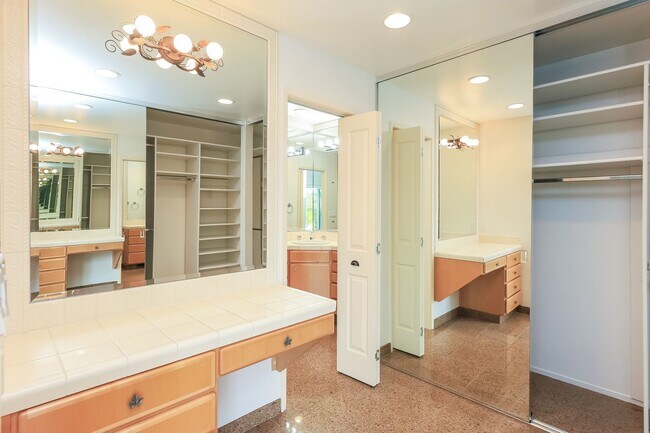 Building Photo - Available! Beautiful 3 Bedroom Townhome In Walnut Creek!