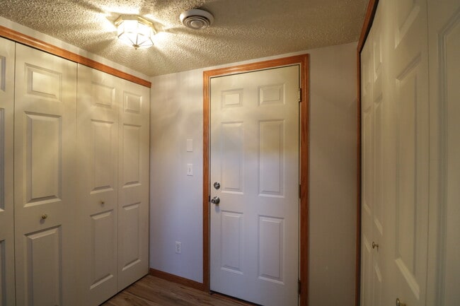 Building Photo - 7860 Old Carriage Ct