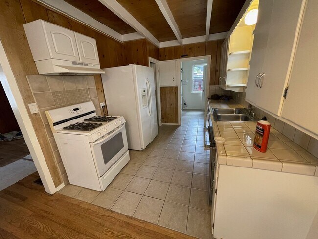 Building Photo - 2 Bed 1 Ba PG House walking distance to beach