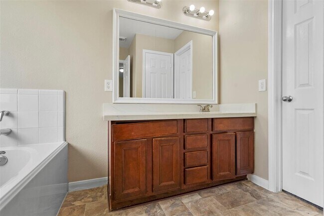 Building Photo - 2423 Pinpoint Dr