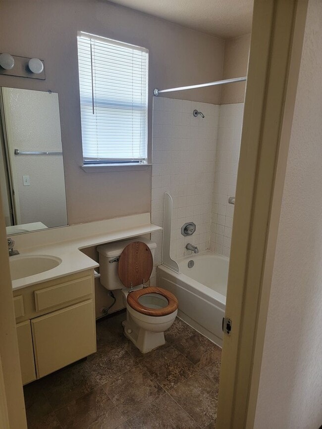 Building Photo - 3 bedroom 2.5 bath home