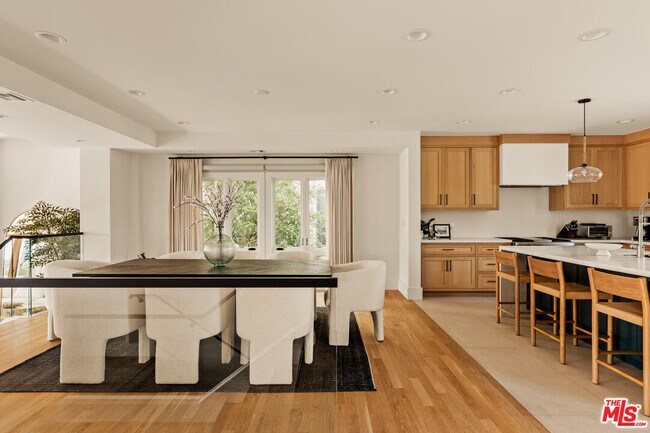 Building Photo - 3807 Vía Dolce