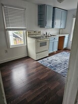 Building Photo - 512 Cemetery St